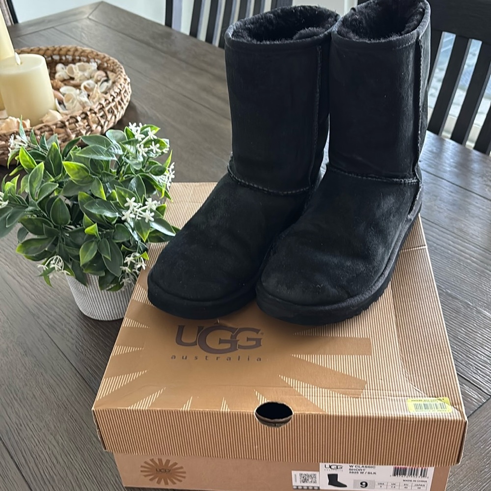 Classic Short UGG Boots Black in W Size 9